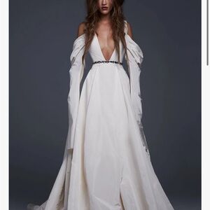 Vera Wang Viviana R 122817
Chic White Plunge Neck Wedding Dress